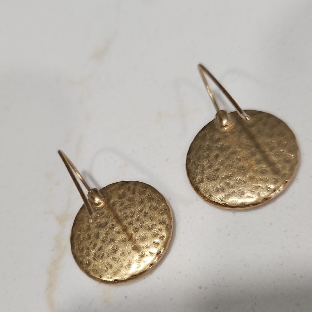 Elegant Black and Gold Earrings with Textured Frames - Picture 2 of 5